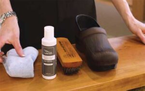 What is the right way for Dansko shoes clean?