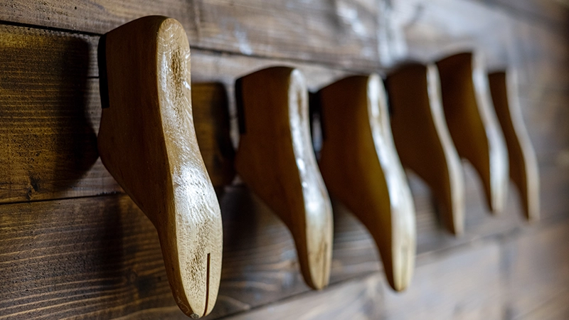 How to Make Nursing Shoes Last Longer: 5 Smart Care Tips for Nurses 2 shape with cedar